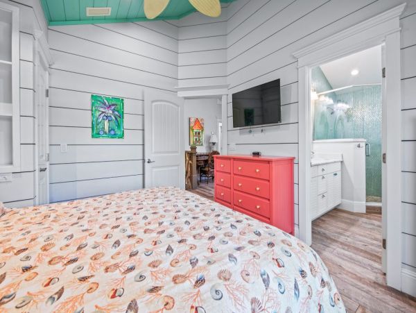 Top floor- Master bedroom with king bed