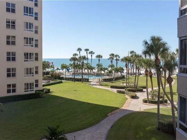 On Beach Vacation Condo Two Bedroom in Siesta Key