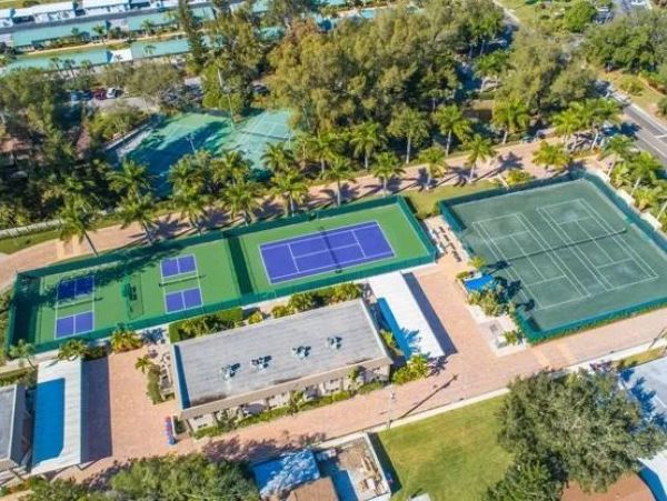 On Beach Vacation Condo Two Bedroom in Siesta Key