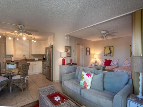 Charming Condo in Bonita Springs Walk to Beach