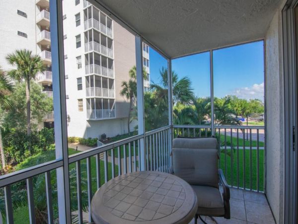 Charming Condo in Bonita Springs Walk to Beach