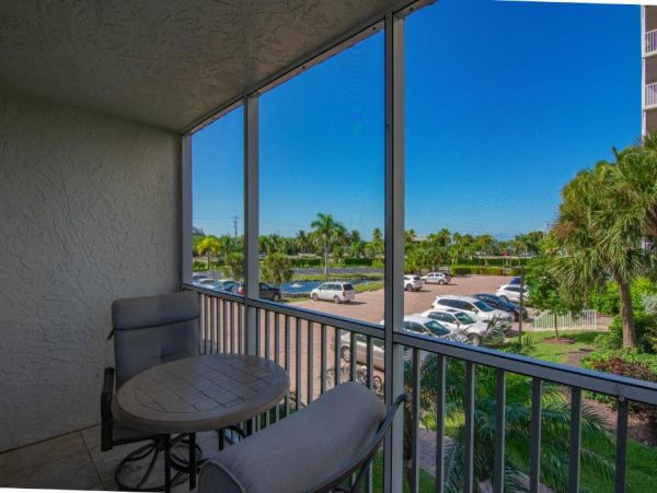 Charming Condo in Bonita Springs Walk to Beach