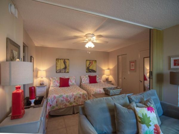 Charming Condo in Bonita Springs Walk to Beach