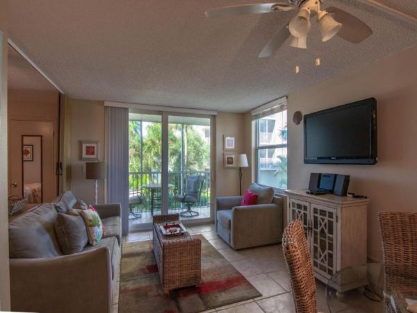 Charming Condo in Bonita Springs Walk to Beach