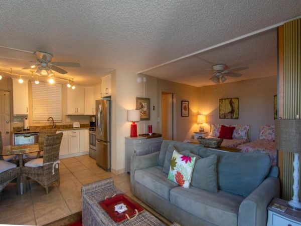 Charming Condo in Bonita Springs Walk to Beach