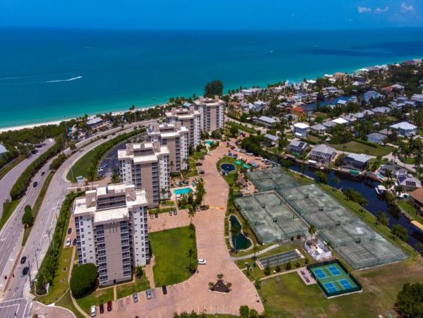 Charming Condo in Bonita Springs Walk to Beach