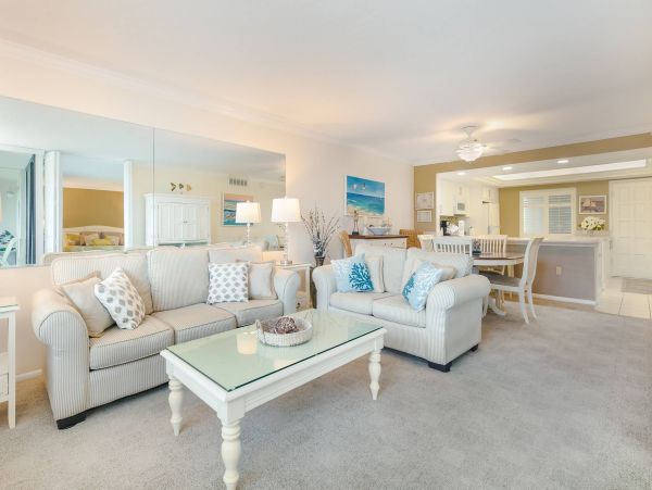 Beautiful 2 Bedroom Condo Steps From the Beach