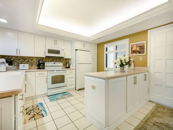 Beautiful 2 Bedroom Condo Steps From the Beach