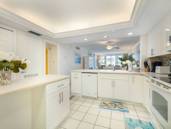 Beautiful 2 Bedroom Condo Steps From the Beach