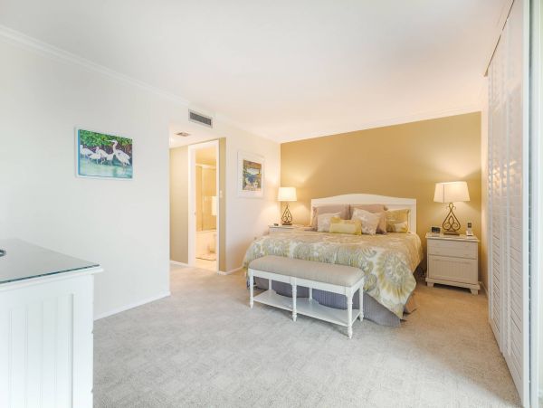 Beautiful 2 Bedroom Condo Steps From the Beach