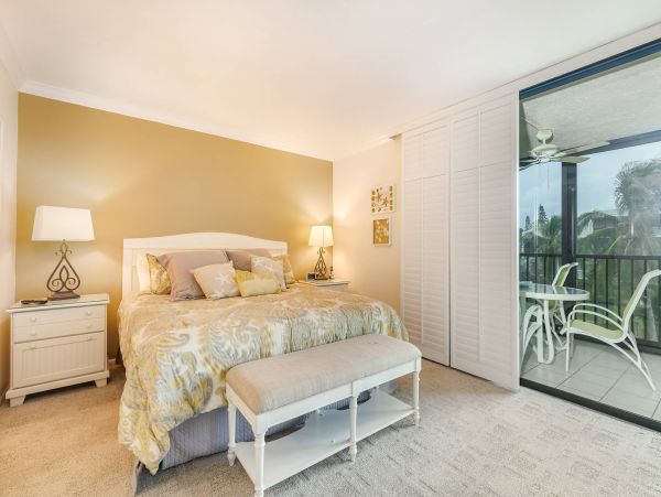 Beautiful 2 Bedroom Condo Steps From the Beach
