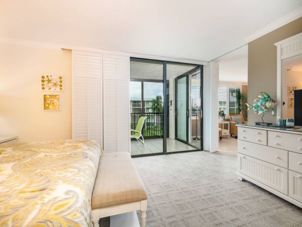 Beautiful 2 Bedroom Condo Steps From the Beach