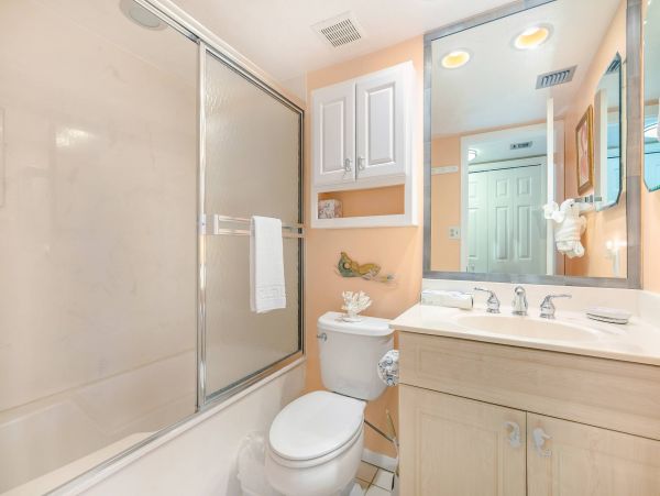 Beautiful 2 Bedroom Condo Steps From the Beach