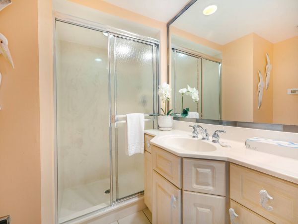 Beautiful 2 Bedroom Condo Steps From the Beach
