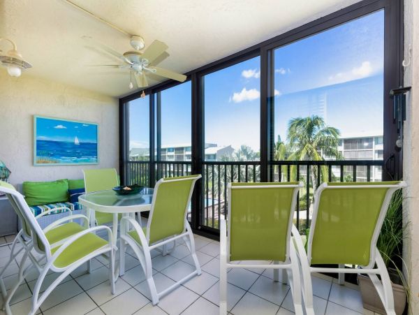 Beautiful 2 Bedroom Condo Steps From the Beach
