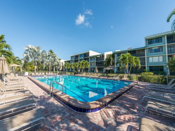 Beautiful 2 Bedroom Condo Steps From the Beach