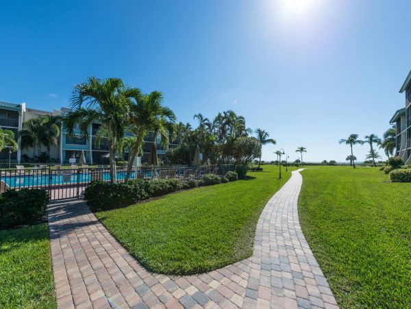 Beautiful 2 Bedroom Condo Steps From the Beach