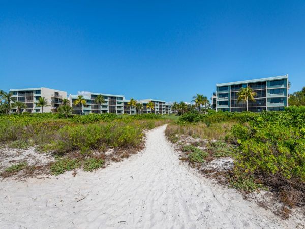 Beautiful 2 Bedroom Condo Steps From the Beach