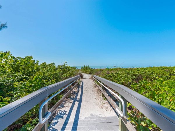 Beautiful 2 Bedroom Condo Steps From the Beach