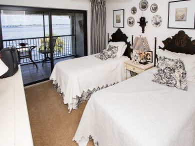 Guest Bedroom with Twin Beds