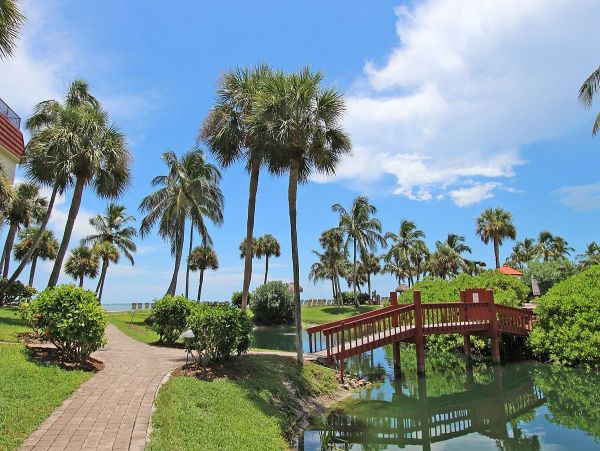 Sanibel two Bedroom Rental at the Beach with Pool