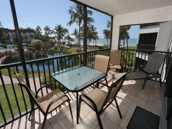 Sanibel two Bedroom Rental at the Beach with Pool