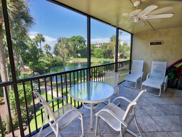 Charming Vacation Condo Walk to Beach in Sanibel! 6 Guests