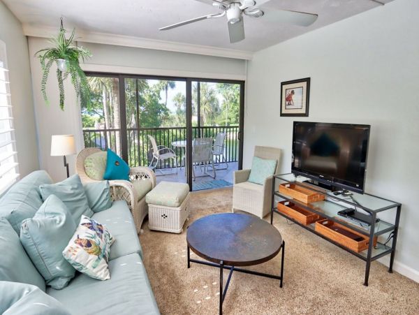 Charming Vacation Condo Walk to Beach in Sanibel! 6 Guests
