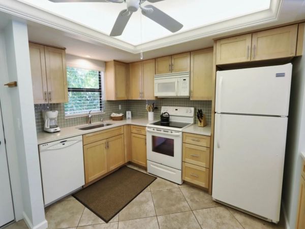 Charming Vacation Condo Walk to Beach in Sanibel! 6 Guests