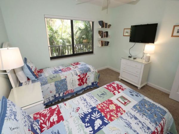 Charming Vacation Condo Walk to Beach in Sanibel! 6 Guests