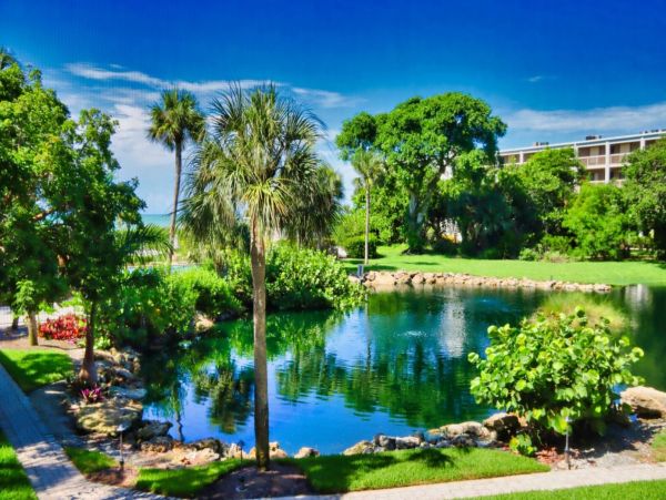 Charming Vacation Condo Walk to Beach in Sanibel! 6 Guests