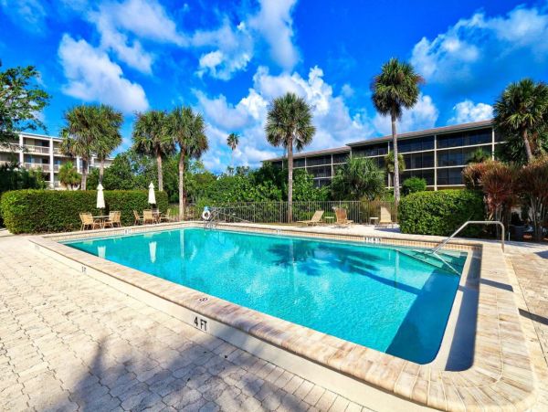 Charming Vacation Condo Walk to Beach in Sanibel! 6 Guests