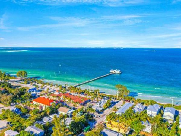 Anna Maria Island Luxurious Tropical Retreat with private Pool & Game Room