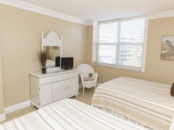 SIESTA KEY 2 BEDROOM CONDO PARTIAL GULF VIEW