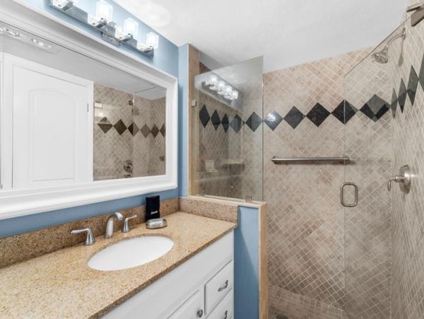 Beautiful 2 Bedroom Condo with Partial Gulf View
