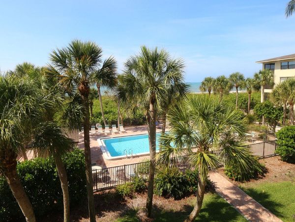 Charming Sanibel Vacation Condo with Partial Ocean Views