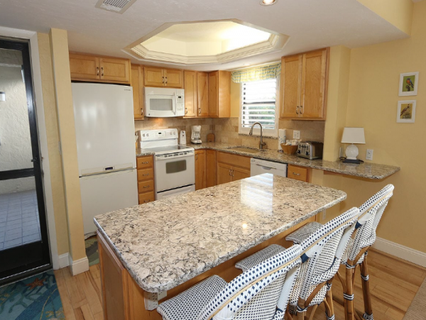 Charming Sanibel Vacation Condo with Partial Ocean Views