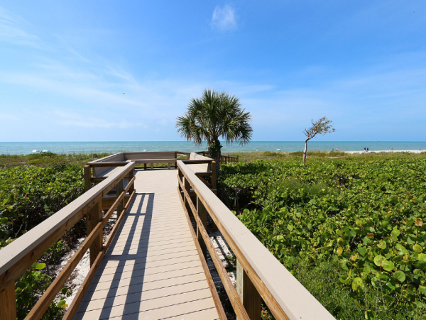 Charming Sanibel Vacation Condo with Partial Ocean Views
