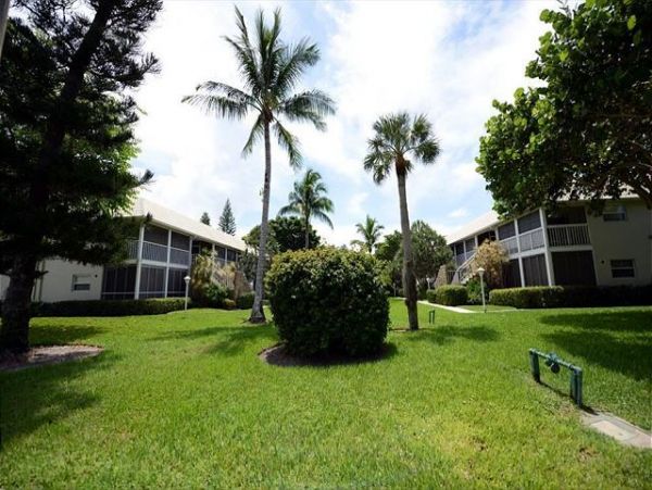 Charming Sanibel Retreat Steps from the Beach