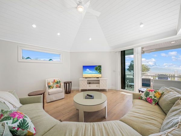 Sanibel Beachfront Four Bedroom Townhome Sleeps 8 Guests