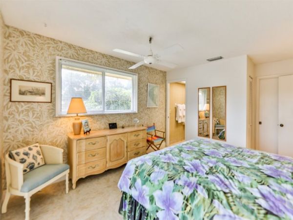 Sanibel Vacation Condo 2 Bedrooms Just Steps to the Beach
