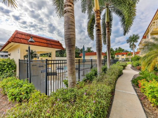 Sanibel Vacation Condo 2 Bedrooms Just Steps to the Beach