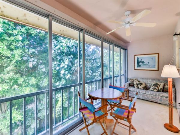 Sanibel Vacation Condo 2 Bedrooms Just Steps to the Beach