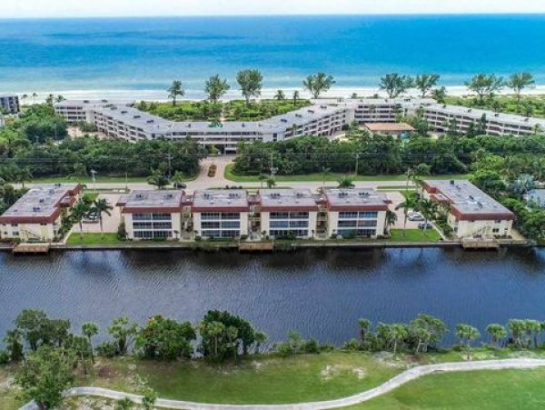 Sanibel Vacation Condo 2 Bedrooms Just Steps to the Beach