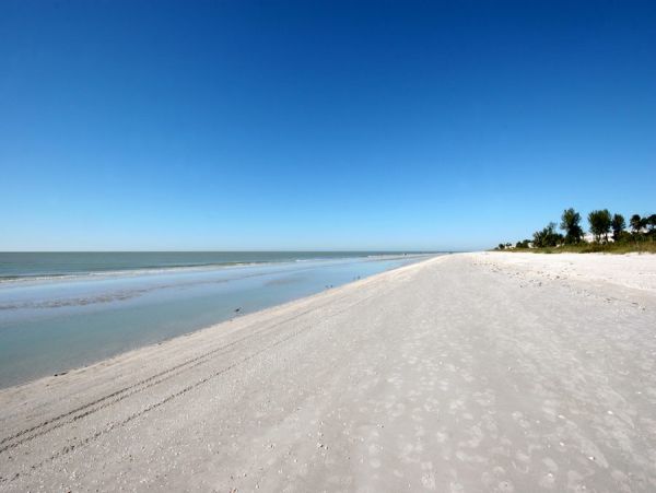 Two Bedroom plus De Beach Condo with Full Gulf View Sleeps 8
