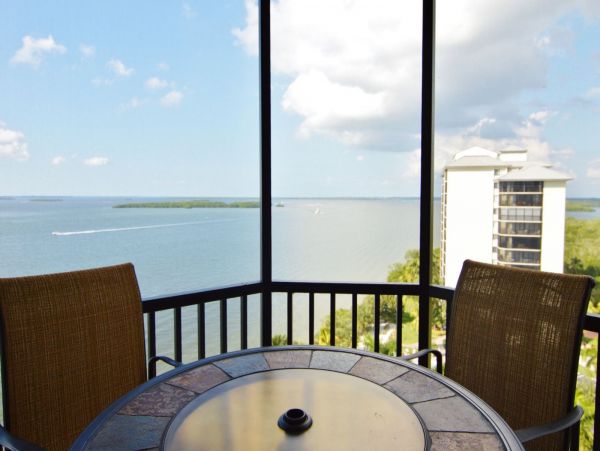 Beautiful Fort Myers Vacation Condo Located on Beach & Pool