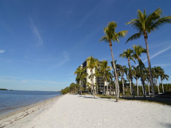 Beautiful Fort Myers Vacation Condo Located on Beach & Pool