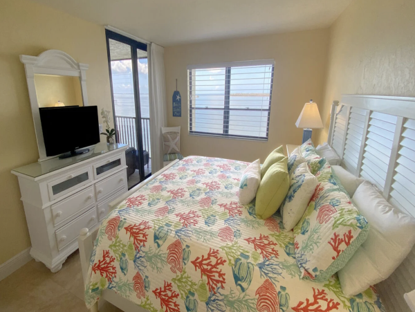 Fourth floor Condo with Water Views in Fort Myers