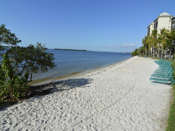 Fourth floor Condo with Water Views in Fort Myers