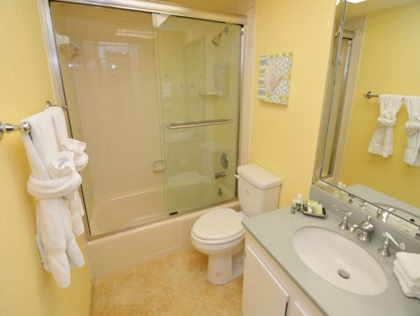 Two Bedroom Bay View Vacation Condo in Fort Myers Sleeps 6